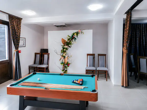 Sala de evenimente cu masa de biliard mini – Pensiunea Veranda, Remetea, Harghita