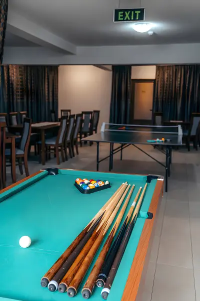 Sala de evenimente masa de biliard mini tenis de masa – Pensiunea Veranda, Remetea, Harghita