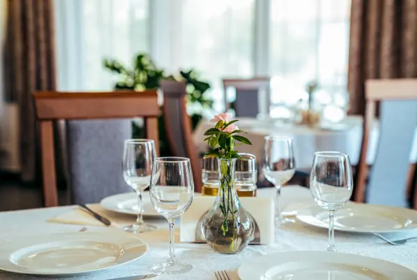Masa aranjata cu decor floral – Pensiunea Veranda, Remetea, Harghita