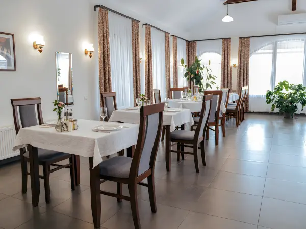 Restaurant interior luminos – Pensiunea Veranda, Remetea, Harghita