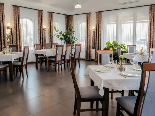 Restaurant sala de mese cu ferestre mari – Pensiunea Veranda, Remetea, Harghita