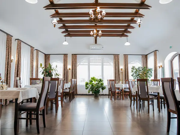 Restaurant sala de mese spatioasa – Pensiunea Veranda, Remetea, Harghita