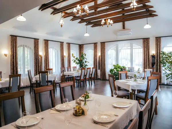 Restaurant vedere panoramica interior – Pensiunea Veranda, Remetea, Harghita