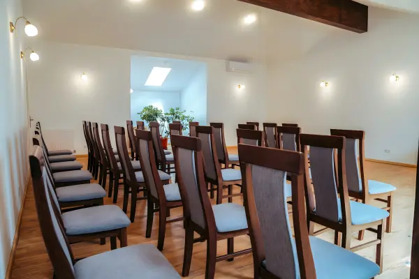 Sala mica de conferinte pentru evenimente de afaceri – Pensiunea Veranda, Remetea, Harghita