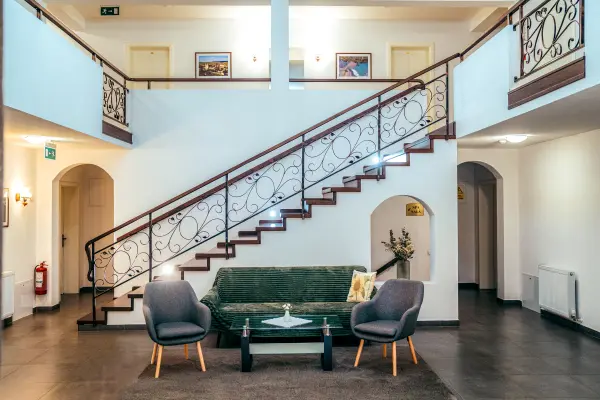 Hol cu scara interioara si zona de relaxare – Pensiunea Veranda, Remetea, Harghita