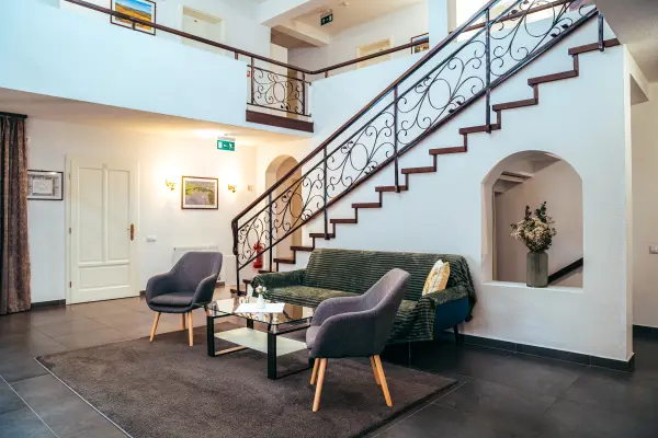 Zona de relaxare langa scara interioara – Pensiunea Veranda, Remetea, Harghita
