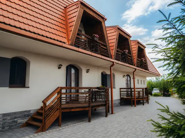 Exterior lateral cu balcoane – Pensiunea Veranda, Remetea, Harghita