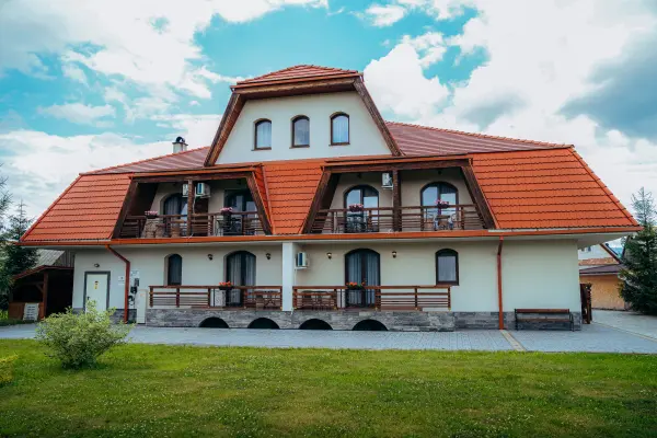 Fatada dinspre gradina cu balcoane – Pensiunea Veranda, Remetea, Harghita