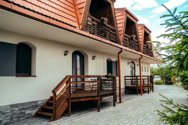 Fatada laterala cu terase si balcoane din lemn – Pensiunea Veranda, Remetea, Harghita