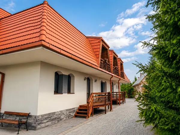 Fatada laterala si curte – Pensiunea Veranda, Remetea, Harghita