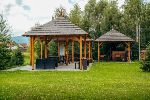 Foisoare in gradina zona de relaxare – Pensiunea Veranda, Remetea, Harghita