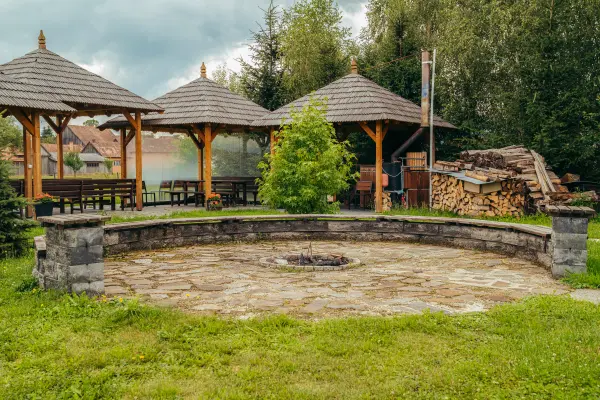 Foisoare si vatra de foc in gradina – Pensiunea Veranda, Remetea, Harghita