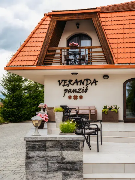 Intrare cu terasa logo – Pensiunea Veranda, Remetea, Harghita