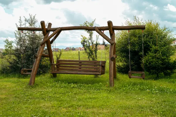 Leagane din lemn in gradina – Pensiunea Veranda, Remetea, Harghita