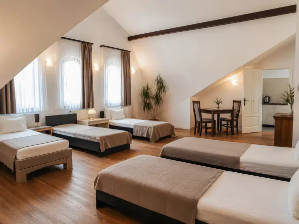 Camera spatioasa cu mai multe paturi pentru familii si grupuri – Pensiunea Veranda, Remetea, Harghita