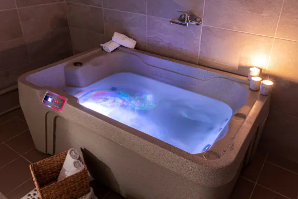 Jacuzzi interior zona spa – Pensiunea Veranda, Remetea, Harghita