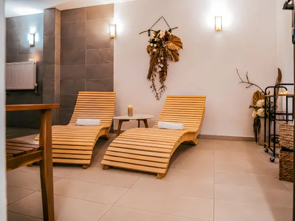 Zona de relaxare spa cu sezlonguri – Pensiunea Veranda, Remetea, Harghita