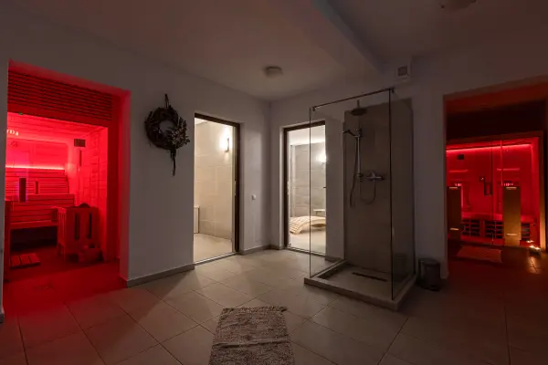 Zona spa cu iluminat ambiental – Pensiunea Veranda, Remetea, Harghita