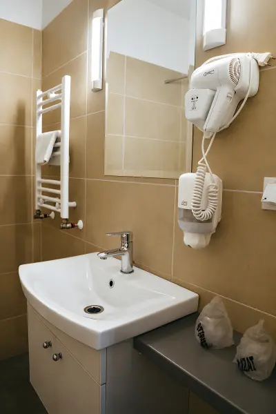 Baie privata si dus cu uscator de par – Pensiunea Veranda, Remetea, Harghita