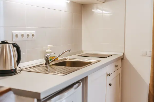 Bucatarie echipata cu chiuveta si plita – Pensiunea Veranda, Remetea, Harghita