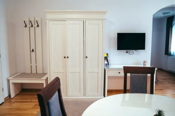 Camera cu mobilier si televizor – Pensiunea Veranda, Remetea, Harghita