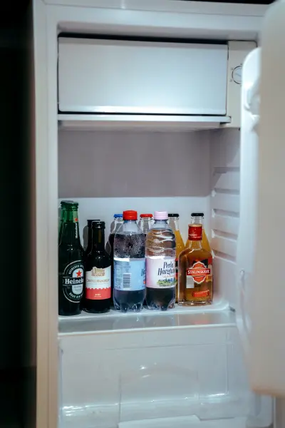 Minibar cu bauturi in camera – Pensiunea Veranda, Remetea, Harghita