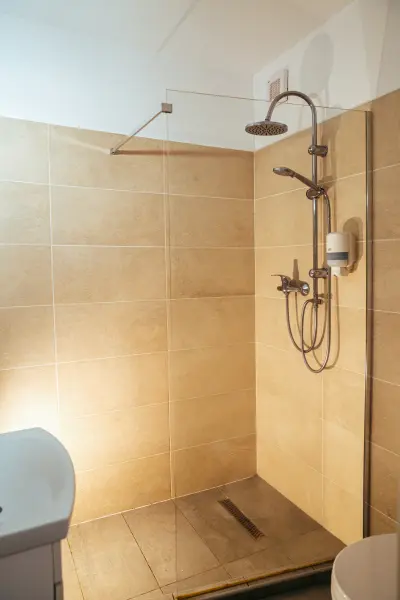 Baie moderna cu dus efect de ploaie – Pensiunea Veranda, Remetea, Harghita