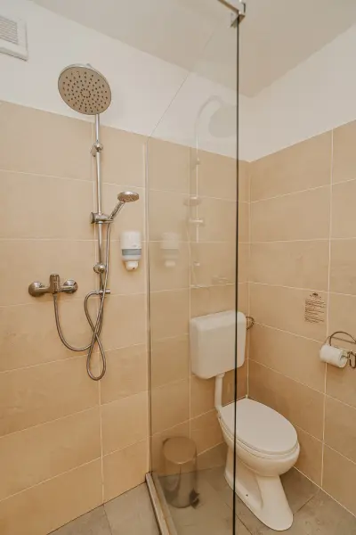 Baie privata cu dus tip ploaie – Pensiunea Veranda, Remetea, Harghita