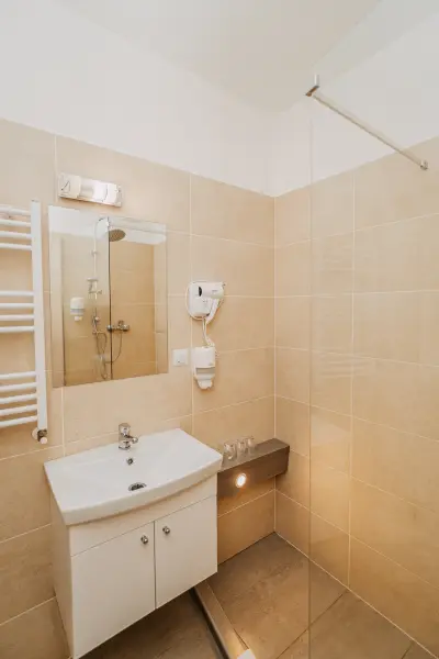 Baie privata cu lavoar si dotari pentru oaspeti – Pensiunea Veranda, Remetea, Harghita