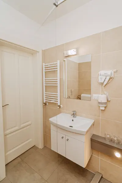 Baie privata cu uscator de par si calorifer portprosop – Pensiunea Veranda, Remetea, Harghita