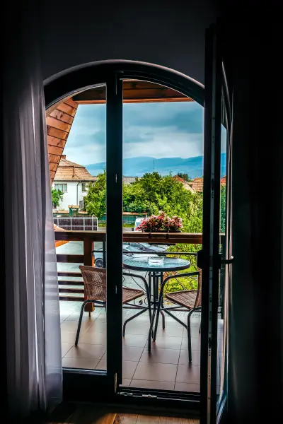 Balcon privat cu vedere spre munti – Pensiunea Veranda, Remetea, Harghita