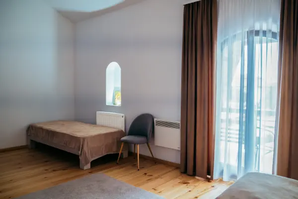 Camera cu pat individual si acces la balcon – Pensiunea Veranda, Remetea, Harghita