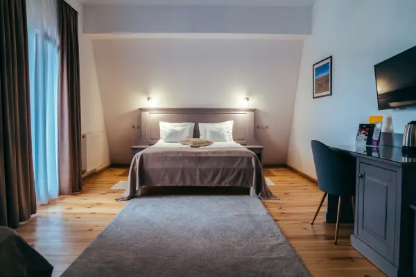 Camera dubla spatioasa cu televizor si birou – Pensiunea Veranda, Remetea, Harghita
