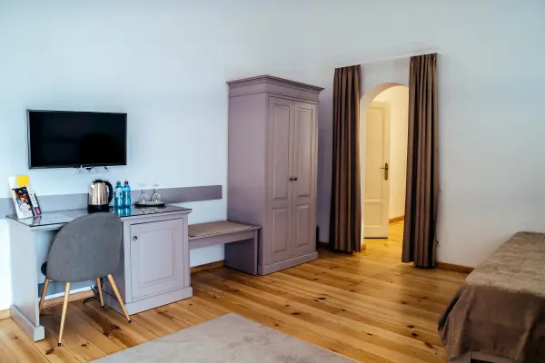 Camera echipata cu televizor si dulap – Pensiunea Veranda, Remetea, Harghita
