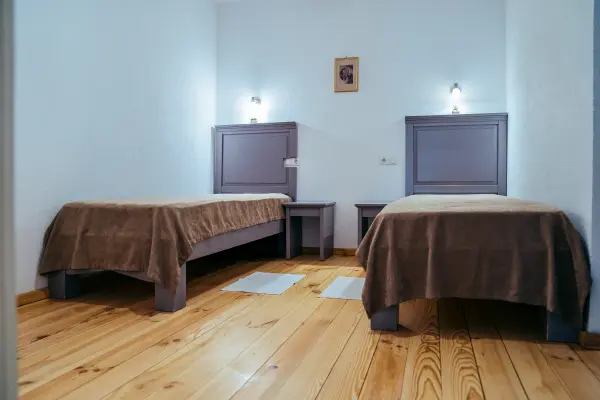 Camera twin cu doua paturi individuale – Pensiunea Veranda, Remetea, Harghita