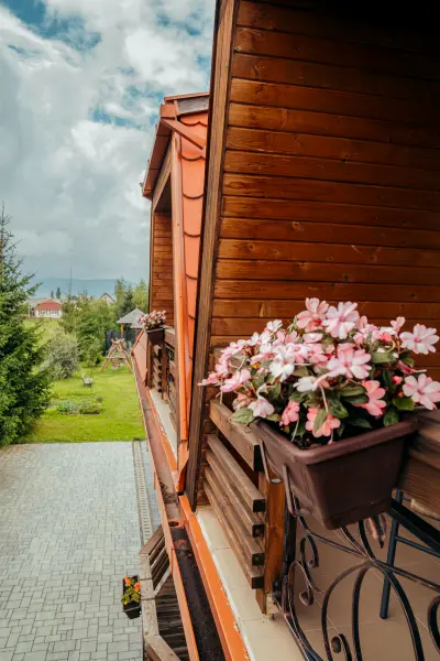 Balcon cu flori si vedere spre gradina – Pensiunea Veranda, Remetea, Harghita