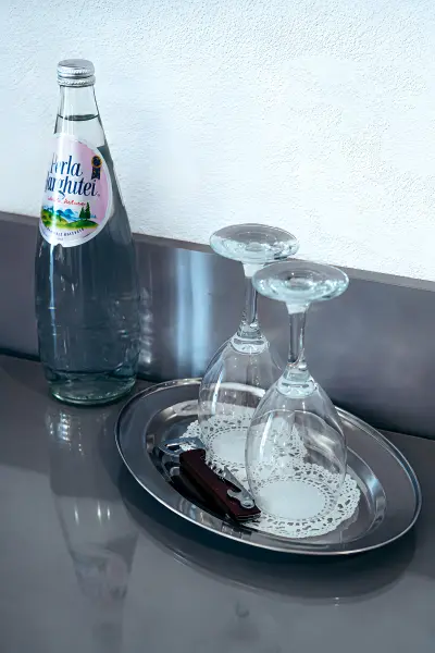 Facilitati de bun venit apa minerala si pahare – Pensiunea Veranda, Remetea, Harghita