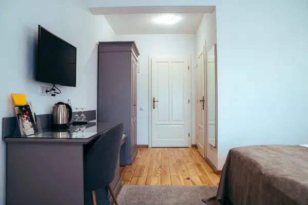 Interior camera cu birou televizor si dulap – Pensiunea Veranda, Remetea, Harghita
