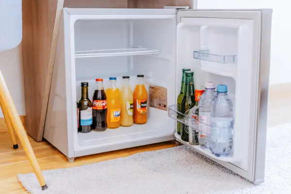 Minibar cu bauturi in camera – Pensiunea Veranda, Remetea, Harghita
