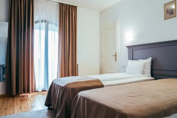 Camera cu doua paturi si balcon privat – Pensiunea Veranda, Remetea, Harghita