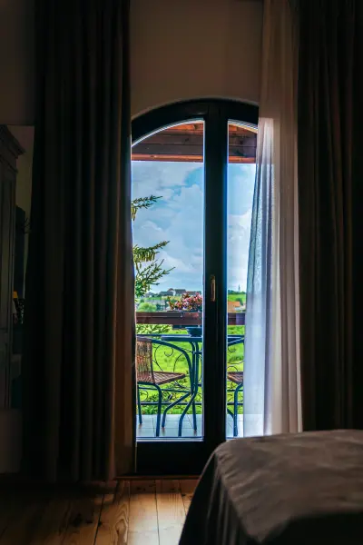 Usa spre balcon cu vedere rurala – Pensiunea Veranda, Remetea, Harghita