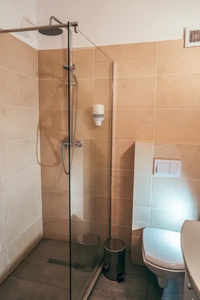 Baie moderna cu dus walk in – Pensiunea Veranda, Remetea, Harghita