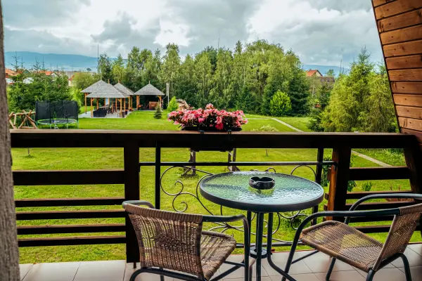 Balcon privat cu vedere spre munti si foisor – Pensiunea Veranda, Remetea, Harghita