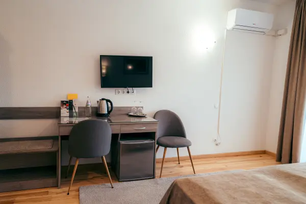 Dotari camera televizor birou minibar si aer conditionat – Pensiunea Veranda, Remetea, Harghita