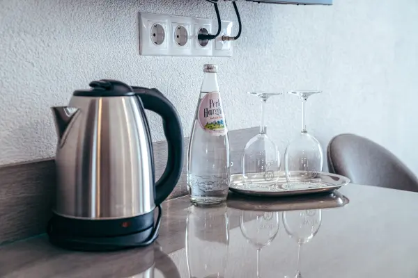 Fierbator apa minerala si pahare in camera – Pensiunea Veranda, Remetea, Harghita