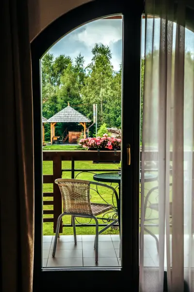 Intrare arcuita spre balcon cu vedere la natura – Pensiunea Veranda, Remetea, Harghita