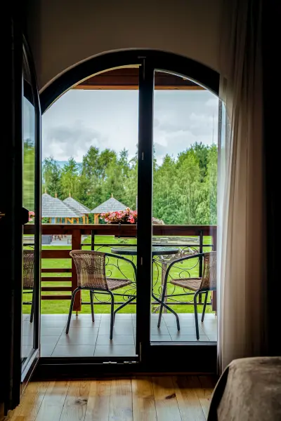 Usa spre balcon cu vedere spre natura – Pensiunea Veranda, Remetea, Harghita